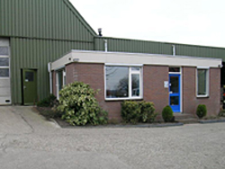 Het magazijn en verkoopkantoor van Moree & Vermeer aan Ring 2